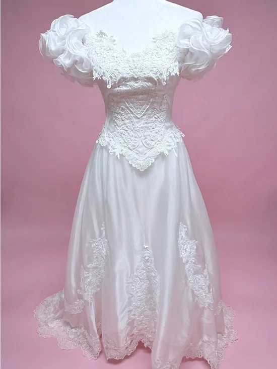 Elegant White Vintage Lace Ballgown Wedding Dress - Picture 13 of 15